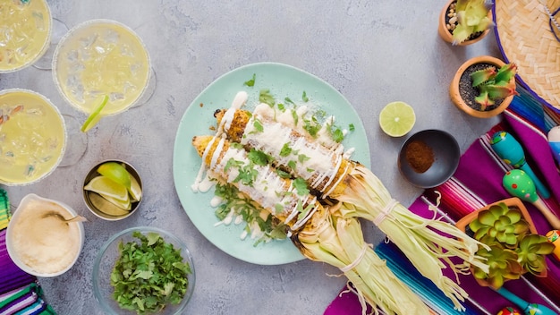 Passo a passo. espiga de milho mexicana elote guarnecida com especiarias e coentro fresco.