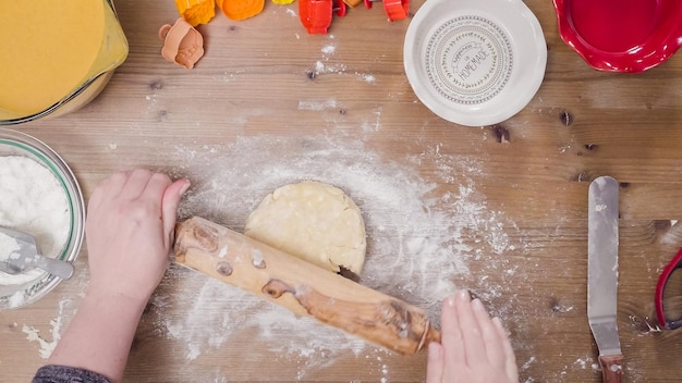 Passo a passo. fazendo a crosta da torta do zero para assar a torta de abóbora.