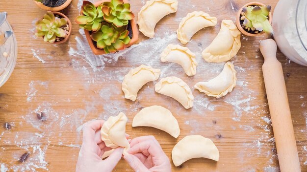 Passo a passo. Fazendo empanadas caseiras com diferentes recheios.