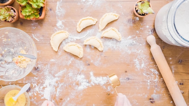 Passo a passo. Fazendo empanadas caseiras com diferentes recheios.