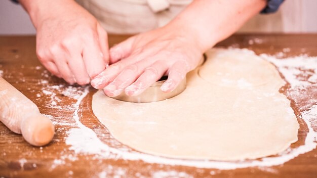 Passo a passo. Fazendo empanadas caseiras com diferentes recheios.