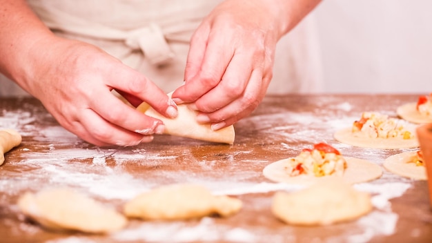 Passo a passo. Fazendo empanadas caseiras com diferentes recheios.