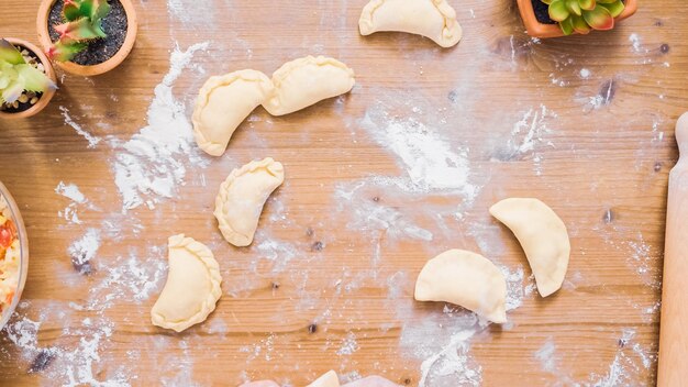 Passo a passo. Fazendo empanadas caseiras com diferentes recheios.