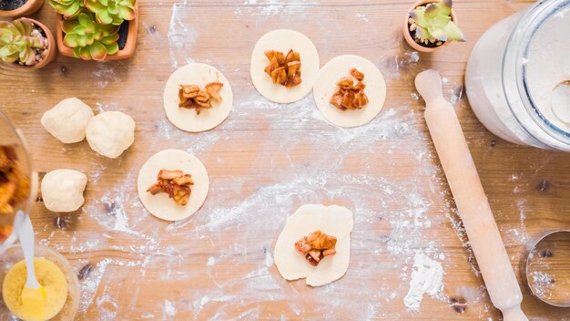 Passo a passo. Fazendo empanadas caseiras com recheio doce.