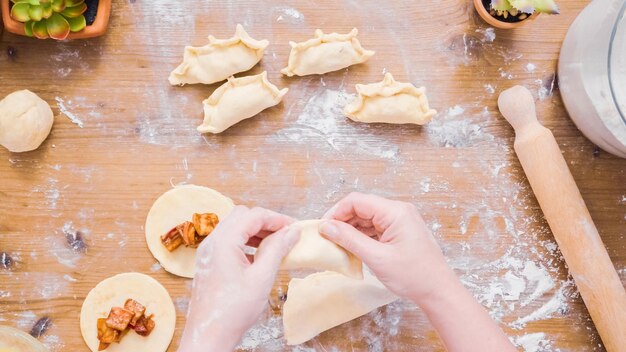 Passo a passo. Fazendo empanadas caseiras com recheio doce.