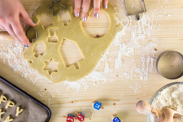 Passo a passo. Fazer biscoitos caseiros de Hanukkah com açúcar sem glúten.