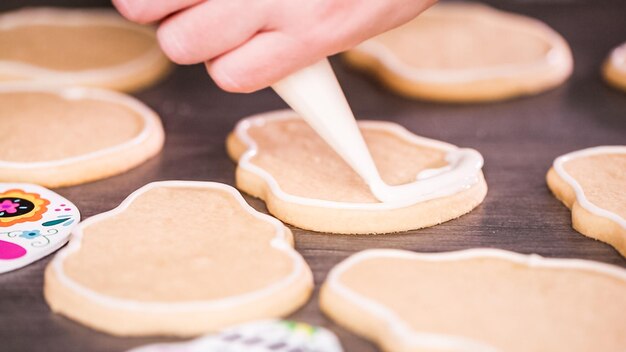 Passo a passo. Inundando um biscoito de caveira de açúcar com glacê real branco.