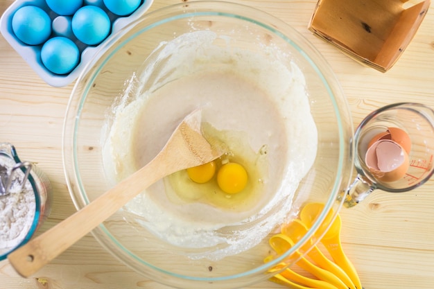 Passo a passo. Massa de mistura para pão caseiro italiano da Páscoa.