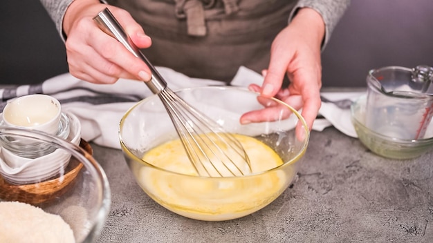 Passo a passo. Misturando os ingredientes juntos na tigela de vidro para muffins de pão de milho jalapeno picante.