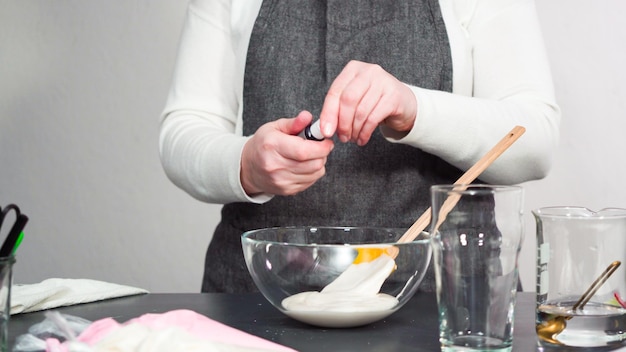 Passo a passo. Misturar corante alimentar no glacê real para decorar biscoitos de açúcar.