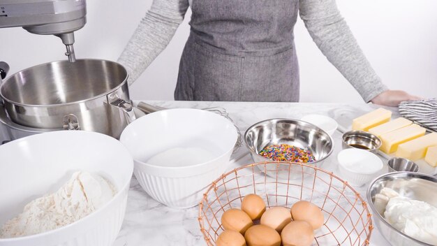 Passo a passo. Misturar ingredientes na batedeira de cozinha em pé para assar bolo de funfetti.