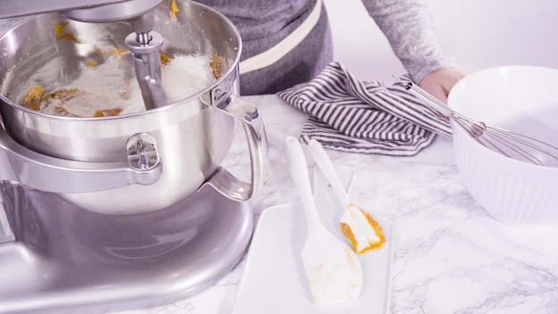 Passo a passo. Misturar ingredientes na batedeira elétrica em pé para assar biscoitos de manteiga de amendoim.