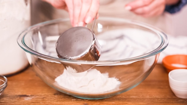 Passo a passo. Misturar ingredientes para fazer massa para empanadas.