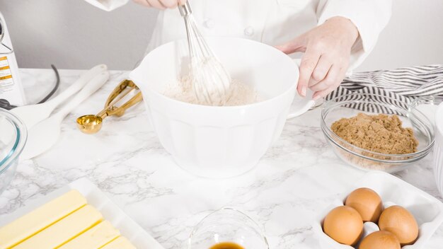 Passo a passo. Misturar os ingredientes em uma tigela de vidro para fazer biscoitos de chocolate.