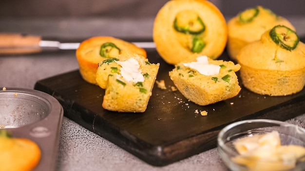 Passo a passo. Muffins de pão de milho jalapeno fatiados recém-assados.