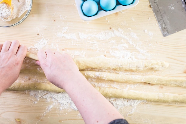 Passo a passo. Pão de Páscoa italiano feito em casa com ovos azuis orgânicos.