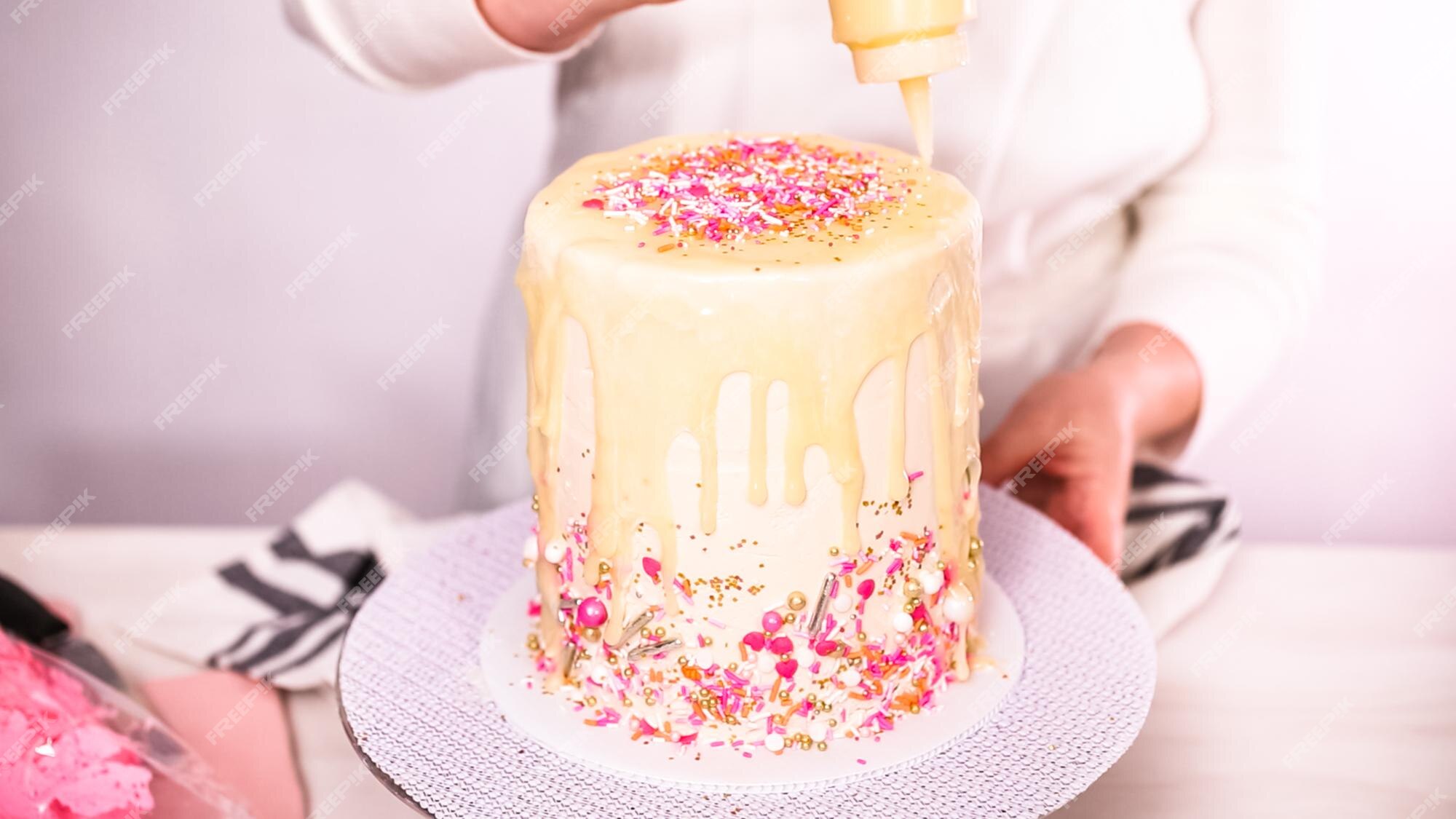 Bolo de aniversário simples feminino branco coberto com manteiga – Love In  a Cake