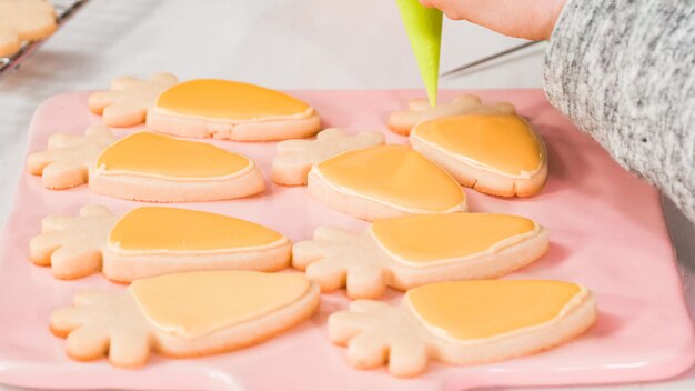 Passo a passo. Postura plana. Decorando biscoitos de açúcar de Páscoa com glacê rotativo.