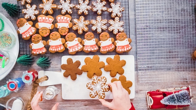 Passo a passo. Postura plana. Decorando biscoitos de gengibre com glacê real.