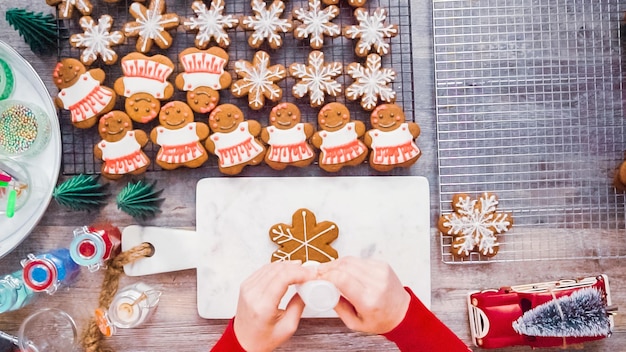 Passo a passo. Postura plana. Decorando biscoitos de gengibre com glacê real.