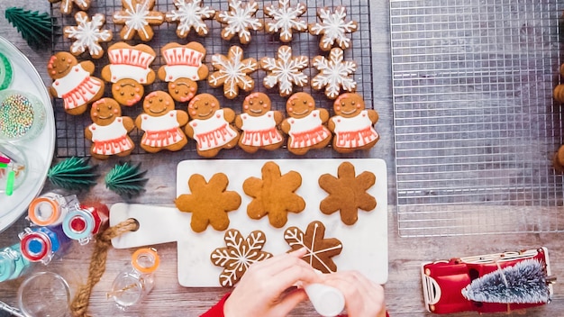 Passo a passo. Postura plana. Decorando biscoitos de gengibre com glacê real.