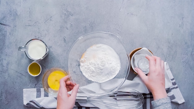 Passo a passo. Postura plana. Misturando os ingredientes juntos na tigela de vidro para muffins de pão de milho jalapeno picante.