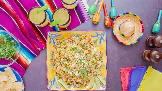 Passo a passo. preparando a salada de milho de rua mexicana tradicional.