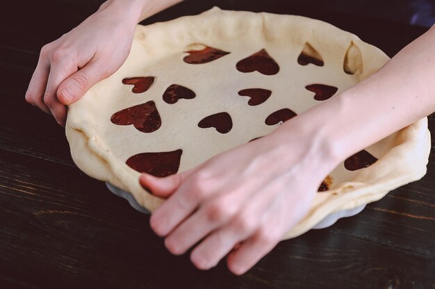 Passo a passo Produção de torta de morango no estilo do Dia dos Namorados