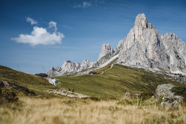 Passo Giau hermosas montañas en los Alpes Dolomitas Italia