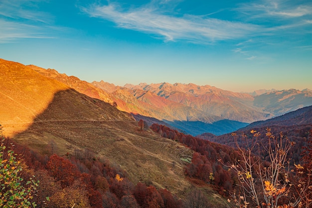 Passo na montanha Pyv, na Abkházia. Magnífica paisagem de outono. Prados alpinos. Auadhara.