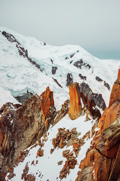 Passo nevado das montanhas Mont Blanc no pico dos Alpes Aiguille du Midi, França