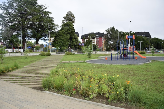 Passos de madeira para a costa no Lago Villarica perto do vulcão Villarrica Chile