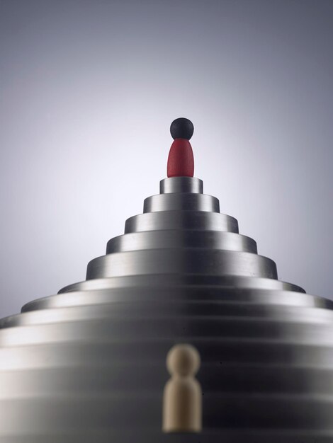 Foto passos para o sucesso líder no topo da escada