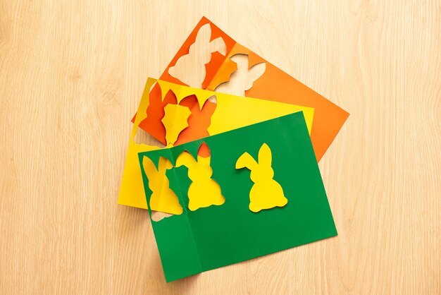 Passos para recortar coelhos do álbum de recortes papel de cores diferentes.