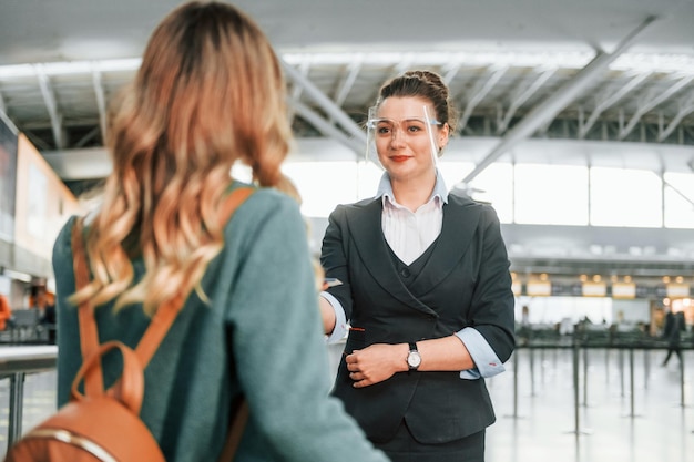 Passverfahren Junge weibliche Touristen sind tagsüber am Flughafen