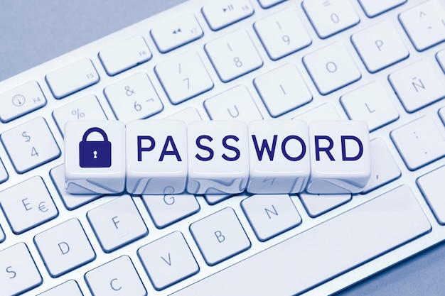Passwortwort und geschlossenes Vorhängeschloss-Symbol auf Würfelblöcken auf der Computertastatur