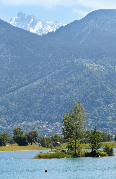 Passy-See und Mont-Blanc-Gebirgsmassiv-Sommeransicht (Chamonix, Frankreich).