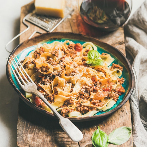 Pasta-Abendessen mit Tagliatelle Bolognese und Rotweinquadraternte