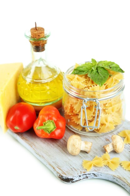 Pasta con aceite, queso y verduras en blanco