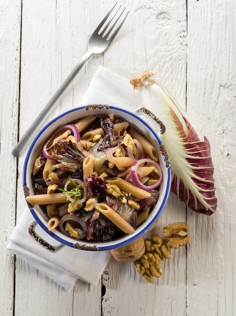 Pasta con achicoria y nueces comida vegetariana