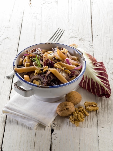 Pasta con achicoria y nueces comida vegetariana