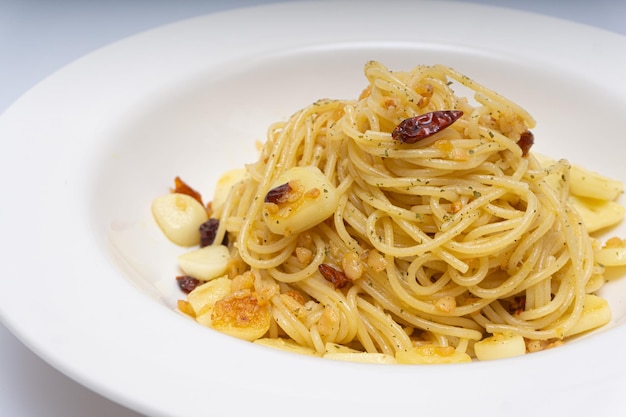 Pasta Aglio e Olio en un tazón limpio