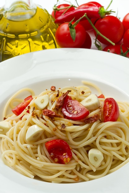 Pasta de ajo, aceite de oliva y ají rojo.