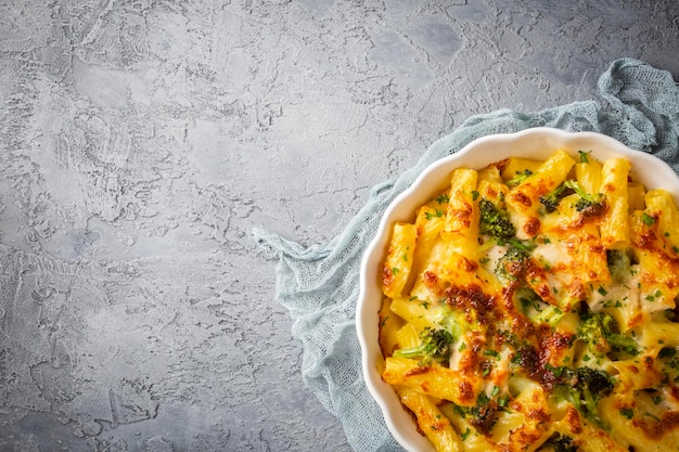 Pasta al horno con brócoli y pollo. Brócoli, queso y salsa gratinada sobre pasta penne al horno.