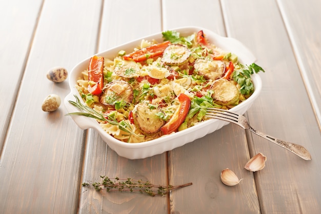 Pasta al horno con pasta de arcos y verduras.