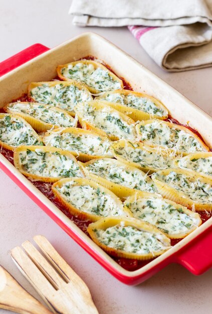 Pasta al horno rellena de queso y espinacas en salsa de tomate Comida vegetariana Comida italiana