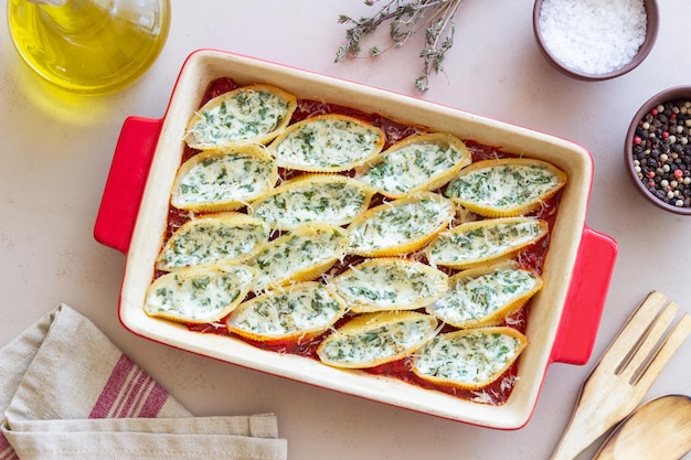 Pasta al horno rellena de queso y espinacas en salsa de tomate Comida vegetariana Comida italiana