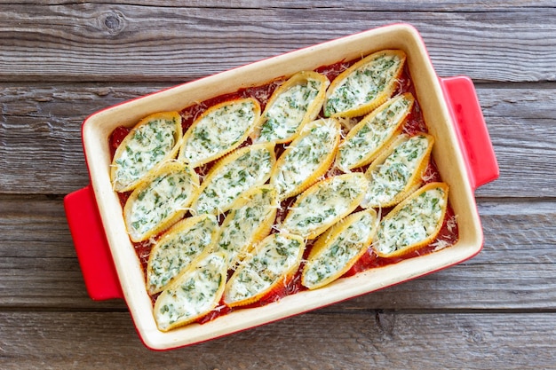 Pasta al horno rellena de queso y espinacas en salsa de tomate Comida vegetariana Comida italiana