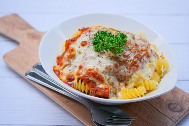 Pasta al horno con salsa de tomate y queso