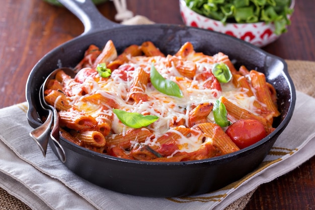 Pasta al horno con tomates penne y mozarella